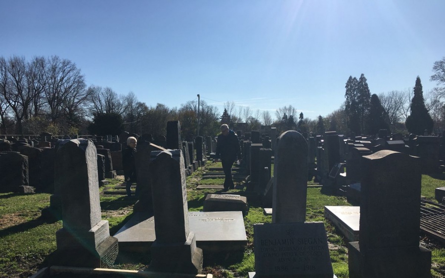 В США осквернили 130-летнее еврейское кладбище